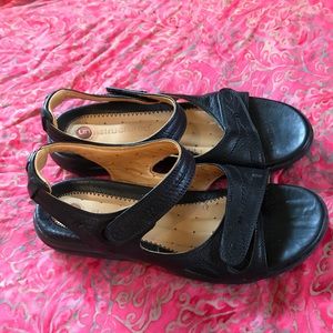 Clarks Unstructured Black Leather size 9 sandals
